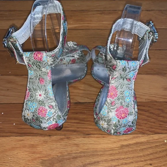 Manolo Blahnik Brocade Floral Heels, 39 or 8.5 - Picture 6 of 13